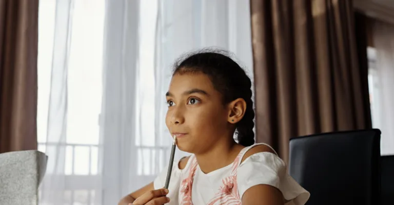 améliorez la concentration de votre enfant grâce à des techniques efficaces et adaptées pour favoriser son attention et sa réussite scolaire.