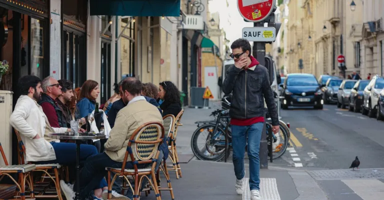 découvrez les phrases essentielles pour voyager en france et communiquer facilement avec les locaux lors de votre séjour.