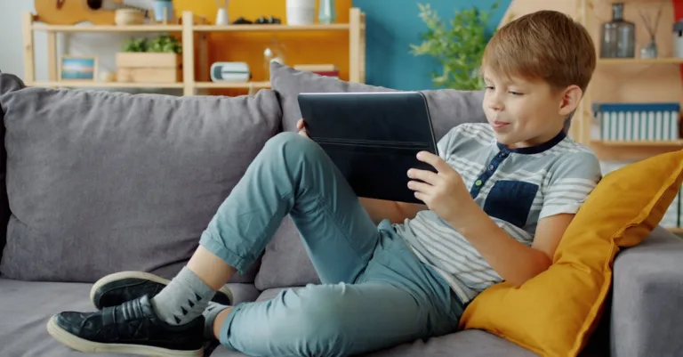 découvrez des jeux de lecture à voix haute ludiques et interactifs pour améliorer la fluidité et la compréhension orale des enfants.