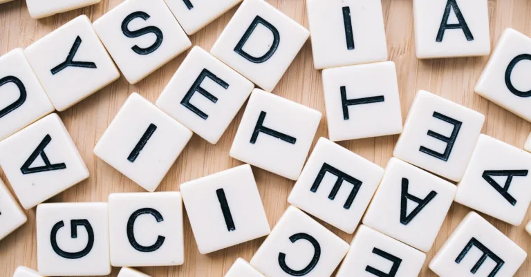 découvrez le concept de confusion phonologique, un phénomène linguistique où les sons similaires sont mal interprétés, impactant la communication et l'apprentissage du langage.
