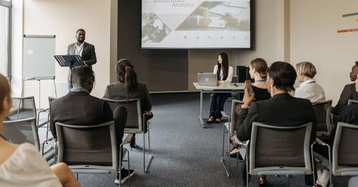 découvrez les différences clés entre les programmes bba, leurs contenus, débouchés et avantages pour choisir la formation qui correspond le mieux à vos objectifs professionnels.
