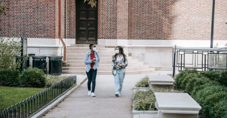 découvrez les meilleures universités du monde, réputées pour leur excellence académique, leurs recherches innovantes et leurs campus d'exception.