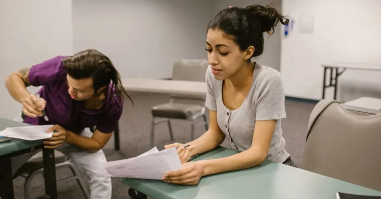 découvrez comment gérer efficacement vos devoirs en classe avec des conseils pratiques et des méthodes d'organisation adaptées aux étudiants.