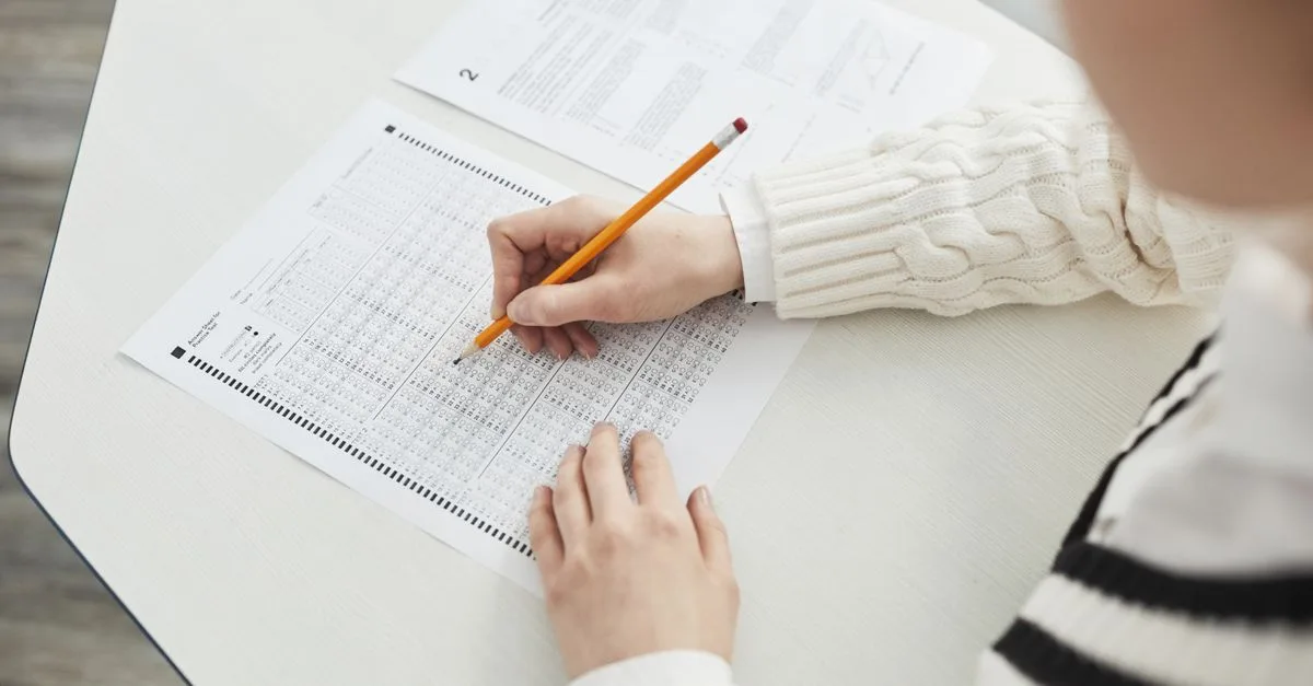 évaluation continue : méthode d'évaluation régulière permettant de suivre les progrès et les performances des étudiants tout au long de l'année scolaire.