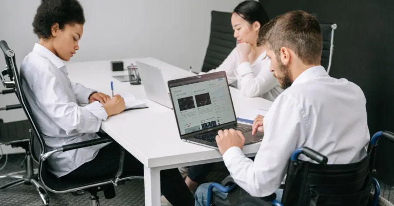 accédez facilement à votre espace de travail numérique sécurisé, optimisez votre productivité et collaborez en temps réel depuis n'importe où.