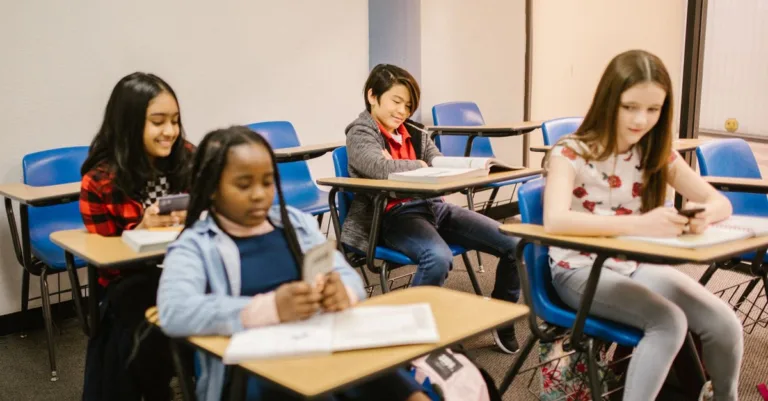 klassly : plateforme innovante pour la communication et la gestion scolaire, facilitant les échanges entre élèves, parents et enseignants.
