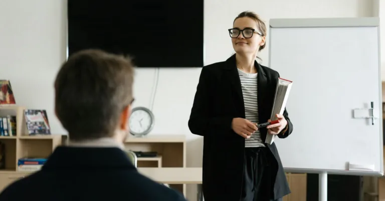 découvrez les meilleures pratiques et formations en management pour développer vos compétences en leadership et gestion d'équipe.