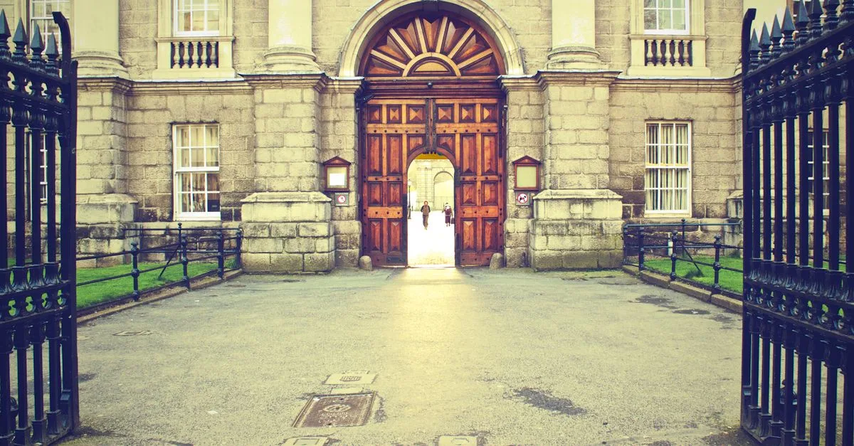 accédez facilement à l'intranet universitaire pour consulter les ressources, actualités et services dédiés aux étudiants et au personnel.