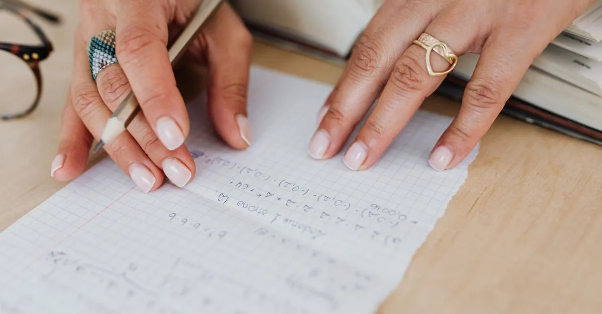découvrez la formule de la variance, un outil clé en statistiques pour mesurer la dispersion des données autour de la moyenne.