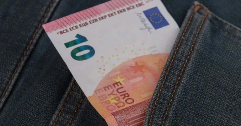 découvrez le salaire moyen en france, analyse des données par secteur, région et niveau d'expérience pour mieux comprendre le marché du travail français.