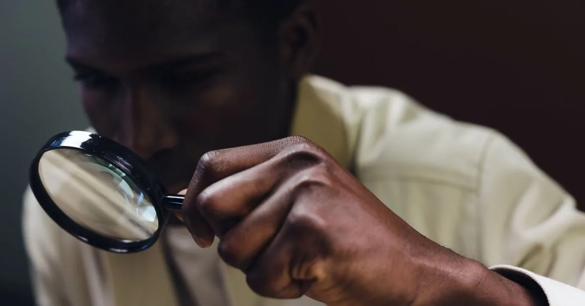 découvrez le rôle de l'inspecteur de l'éducation, responsable du contrôle et de l'amélioration de la qualité des établissements scolaires pour garantir une éducation optimale.