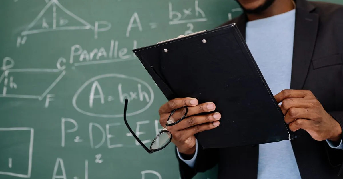 découvrez le rôle essentiel de l'inspecteur de l'éducation, chargé d'évaluer la qualité des établissements scolaires et de veiller au respect des normes pédagogiques.