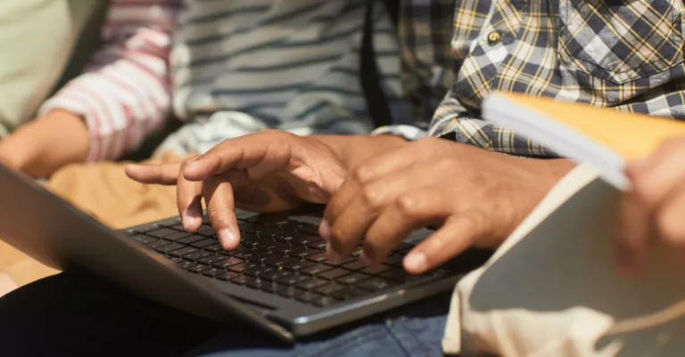 accédez facilement au portail scolaire pour consulter les notes, les emplois du temps et les ressources pédagogiques en ligne.