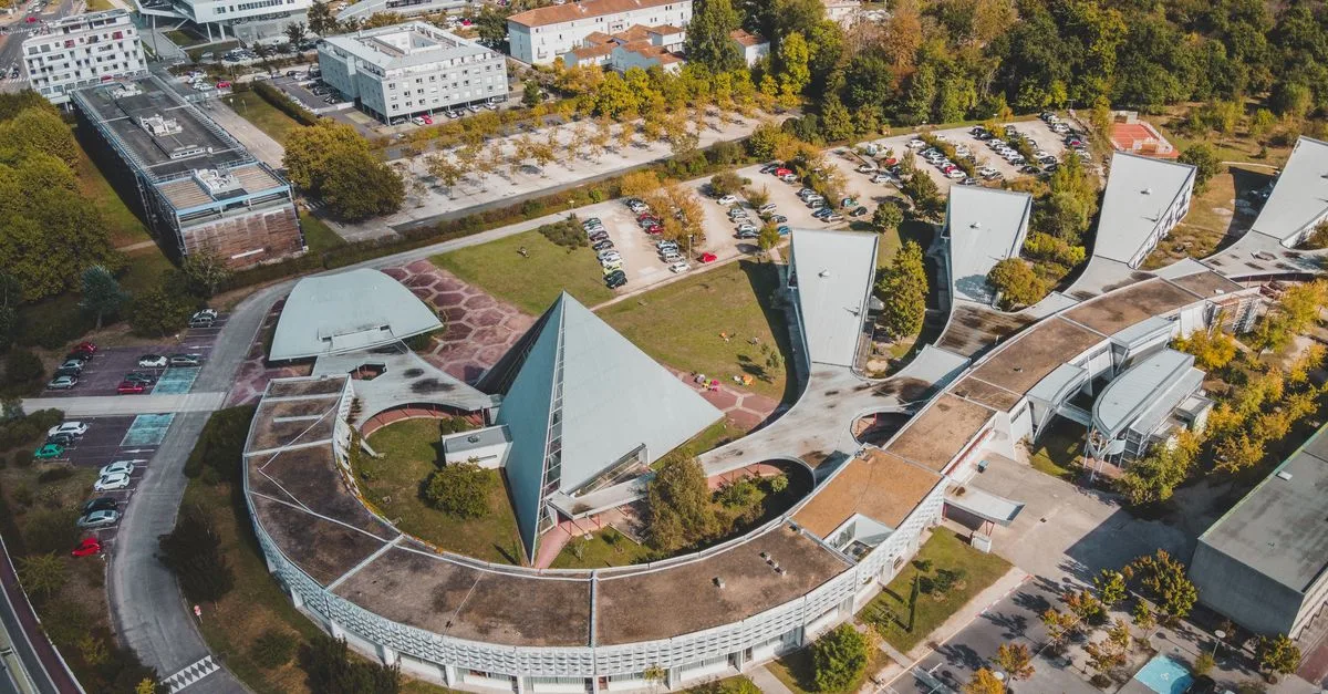 découvrez le collège anatole france à gerzat, un établissement engagé dans la réussite scolaire et l'épanouissement de ses élèves.